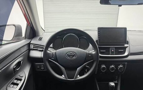 Toyota Yaris, 2022 год, 980 000 рублей, 8 фотография