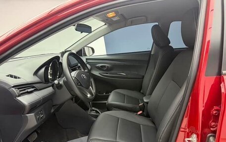 Toyota Yaris, 2022 год, 980 000 рублей, 6 фотография