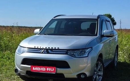 Mitsubishi Outlander III рестайлинг 3, 2013 год, 1 850 000 рублей, 2 фотография