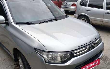 Mitsubishi Outlander III рестайлинг 3, 2013 год, 1 850 000 рублей, 17 фотография
