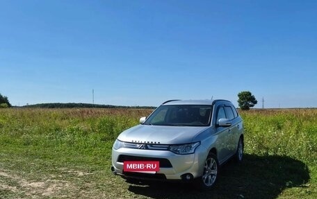 Mitsubishi Outlander III рестайлинг 3, 2013 год, 1 850 000 рублей, 24 фотография