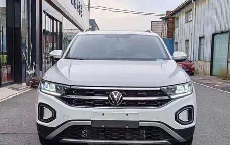 Volkswagen T-Roc I, 2023 год, 1 390 007 рублей, 2 фотография