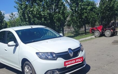 Renault Logan II, 2015 год, 900 000 рублей, 2 фотография