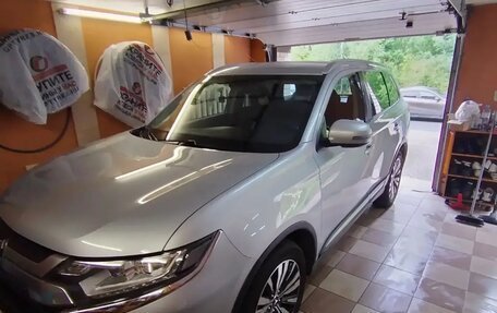 Mitsubishi Outlander III рестайлинг 3, 2019 год, 2 200 000 рублей, 2 фотография