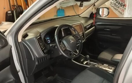 Mitsubishi Outlander III рестайлинг 3, 2019 год, 2 200 000 рублей, 10 фотография