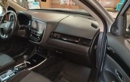 Mitsubishi Outlander III рестайлинг 3, 2019 год, 2 200 000 рублей, 11 фотография