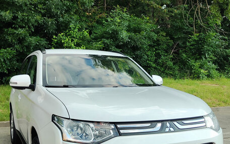 Mitsubishi Outlander III рестайлинг 3, 2014 год, 1 375 000 рублей, 2 фотография