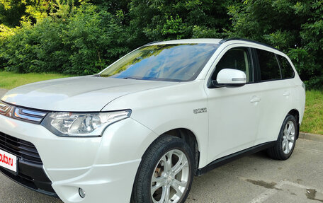 Mitsubishi Outlander III рестайлинг 3, 2014 год, 1 375 000 рублей, 3 фотография