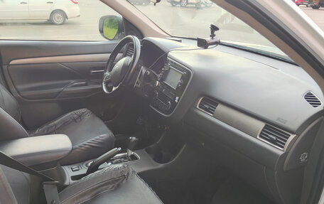 Mitsubishi Outlander III рестайлинг 3, 2014 год, 1 375 000 рублей, 9 фотография