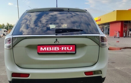 Mitsubishi Outlander III рестайлинг 3, 2014 год, 1 375 000 рублей, 4 фотография