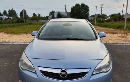 Opel Astra J, 2011 год, 709 000 рублей, 1 фотография