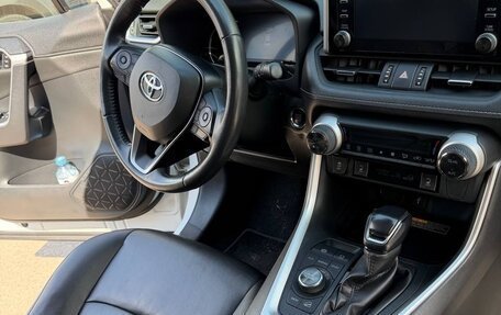Toyota RAV4, 2021 год, 3 400 000 рублей, 8 фотография