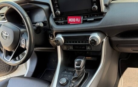 Toyota RAV4, 2021 год, 3 400 000 рублей, 10 фотография