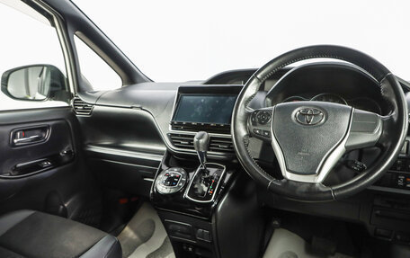 Toyota Noah III, 2019 год, 2 799 000 рублей, 8 фотография