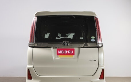 Toyota Noah III, 2019 год, 2 799 000 рублей, 6 фотография