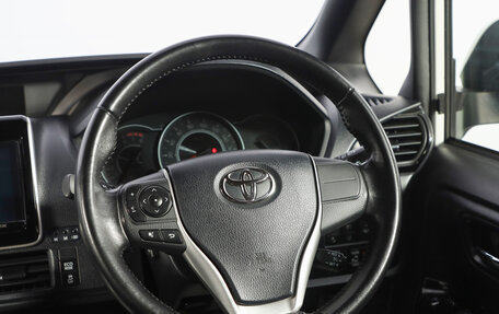 Toyota Noah III, 2019 год, 2 799 000 рублей, 12 фотография