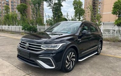 Volkswagen Tiguan II, 2023 год, 2 500 000 рублей, 1 фотография