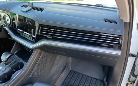 Volkswagen Touareg III, 2018 год, 4 400 000 рублей, 10 фотография