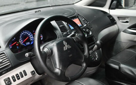 Mitsubishi Grandis, 2005 год, 750 000 рублей, 20 фотография