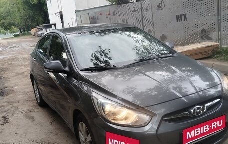 Hyundai Solaris II рестайлинг, 2013 год, 1 000 000 рублей, 4 фотография