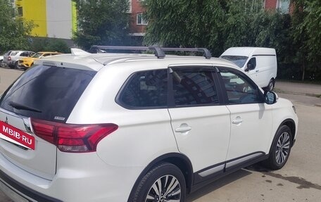 Mitsubishi Outlander III рестайлинг 3, 2021 год, 2 500 000 рублей, 2 фотография