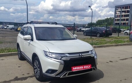 Mitsubishi Outlander III рестайлинг 3, 2021 год, 2 500 000 рублей, 1 фотография