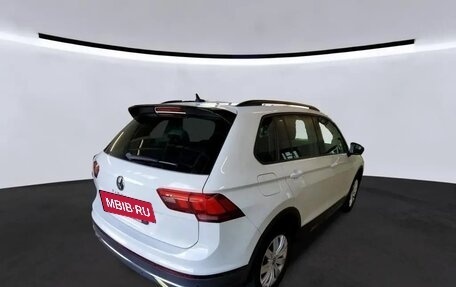 Volkswagen Tiguan II, 2022 год, 2 392 000 рублей, 2 фотография
