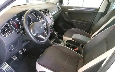 Volkswagen Tiguan II, 2022 год, 2 392 000 рублей, 6 фотография