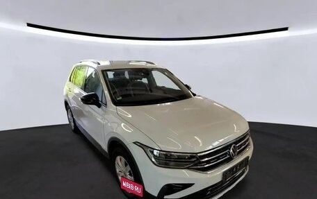 Volkswagen Tiguan II, 2022 год, 2 392 000 рублей, 3 фотография
