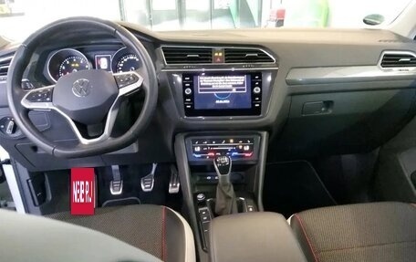 Volkswagen Tiguan II, 2022 год, 2 392 000 рублей, 11 фотография