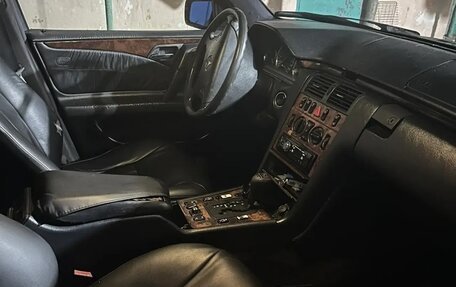 Mercedes-Benz E-Класс, 1997 год, 450 000 рублей, 3 фотография