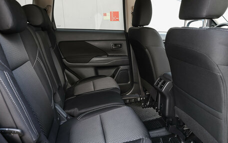Mitsubishi Outlander III рестайлинг 3, 2021 год, 2 649 000 рублей, 13 фотография