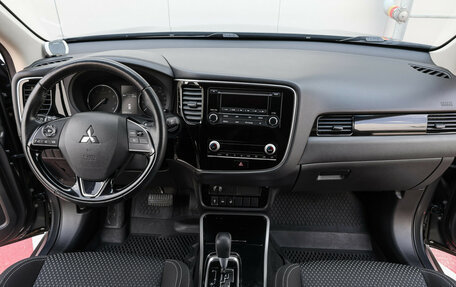 Mitsubishi Outlander III рестайлинг 3, 2021 год, 2 649 000 рублей, 15 фотография
