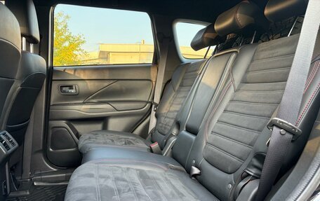 Mitsubishi Outlander III рестайлинг 3, 2021 год, 2 900 000 рублей, 7 фотография