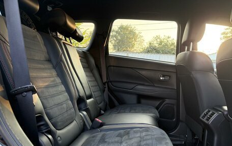 Mitsubishi Outlander III рестайлинг 3, 2021 год, 2 900 000 рублей, 9 фотография