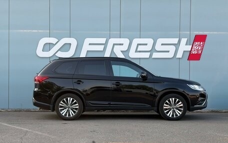 Mitsubishi Outlander III рестайлинг 3, 2021 год, 2 900 000 рублей, 5 фотография