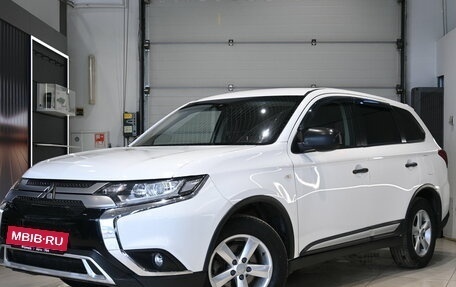 Mitsubishi Outlander III рестайлинг 3, 2018 год, 1 550 000 рублей, 3 фотография