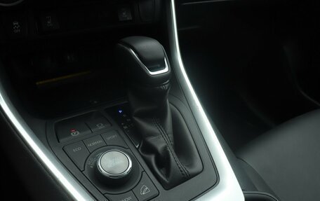Toyota RAV4, 2019 год, 3 150 000 рублей, 10 фотография