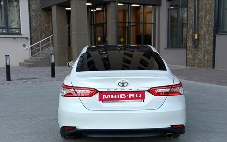 Toyota Camry, 2019 год, 2 390 000 рублей, 4 фотография