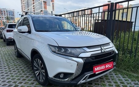 Mitsubishi Outlander III рестайлинг 3, 2019 год, 2 100 000 рублей, 2 фотография