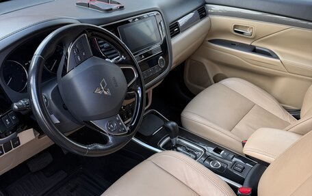 Mitsubishi Outlander III рестайлинг 3, 2019 год, 2 100 000 рублей, 9 фотография