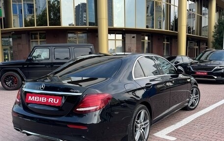 Mercedes-Benz E-Класс, 2019 год, 3 300 000 рублей, 4 фотография