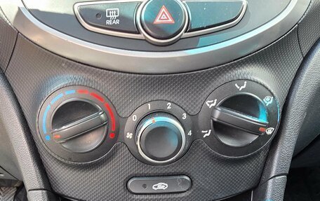 Hyundai Solaris II рестайлинг, 2015 год, 689 000 рублей, 11 фотография