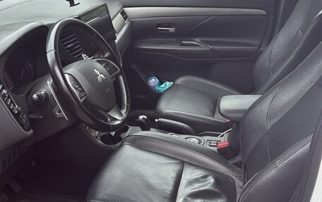 Mitsubishi Outlander III рестайлинг 3, 2014 год, 1 700 000 рублей, 8 фотография