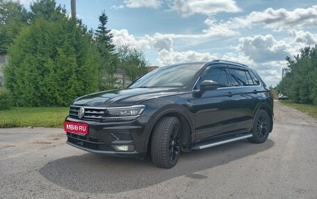 Volkswagen Tiguan II, 2018 год, 2 400 000 рублей, 1 фотография