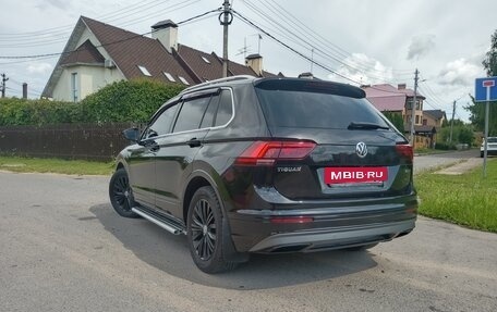 Volkswagen Tiguan II, 2018 год, 2 400 000 рублей, 4 фотография