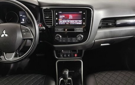 Mitsubishi Outlander III рестайлинг 3, 2019 год, 1 935 000 рублей, 14 фотография