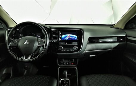 Mitsubishi Outlander III рестайлинг 3, 2019 год, 1 935 000 рублей, 13 фотография