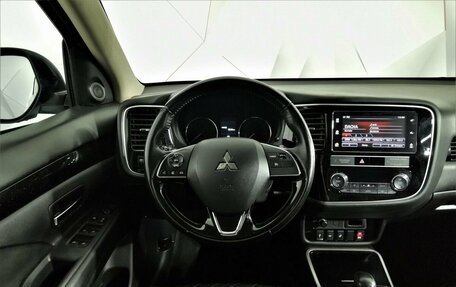 Mitsubishi Outlander III рестайлинг 3, 2019 год, 1 935 000 рублей, 19 фотография