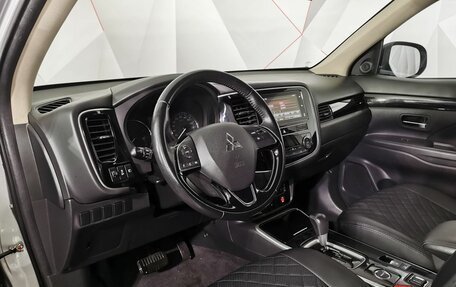 Mitsubishi Outlander III рестайлинг 3, 2019 год, 1 935 000 рублей, 18 фотография